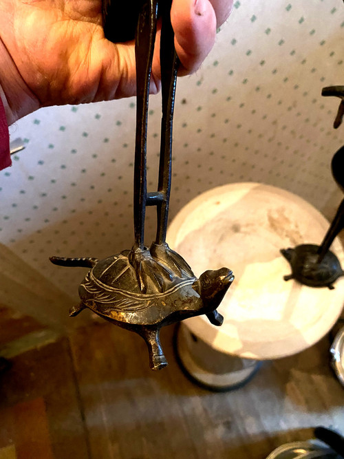 Paire de bougeoirs  en bronze patiné vert sombre à bobêches articulées dans le bec d'un héron posé sur une tortue époque 19ème Japonais