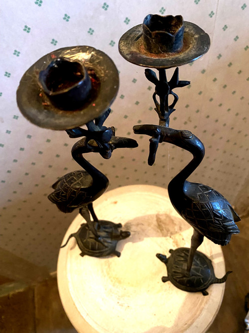 Paire de bougeoirs  en bronze patiné vert sombre à bobêches articulées dans le bec d'un héron posé sur une tortue époque 19ème Japonais