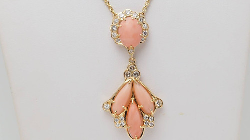 Collier en or jaune, diamants et cabochons de corail