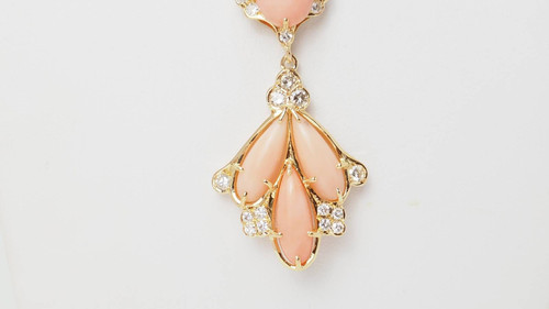Collier en or jaune, diamants et cabochons de corail