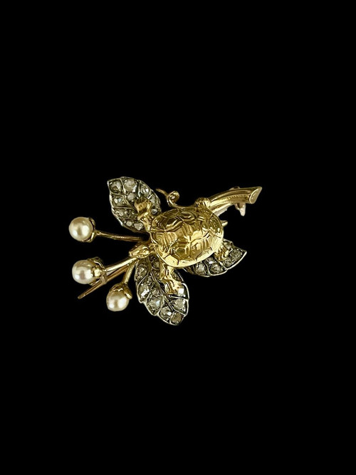 Spilla a forma di tartaruga in oro, argento e diamanti