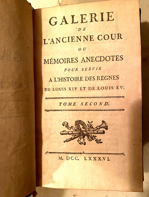 Galerie de l'Ancienne Cour , 3 volumes in 12 , imprimés en 1786 premier texte connu de Saint Simon. Rare .