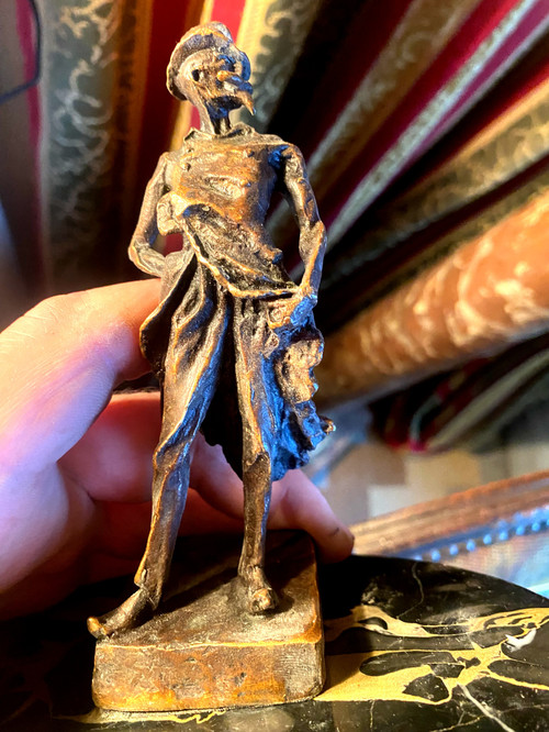Scrivania in bronzo con l'immagine di Ratapoil di Daumier a cera persa dei primi del Novecento su un portapenne in marmo.