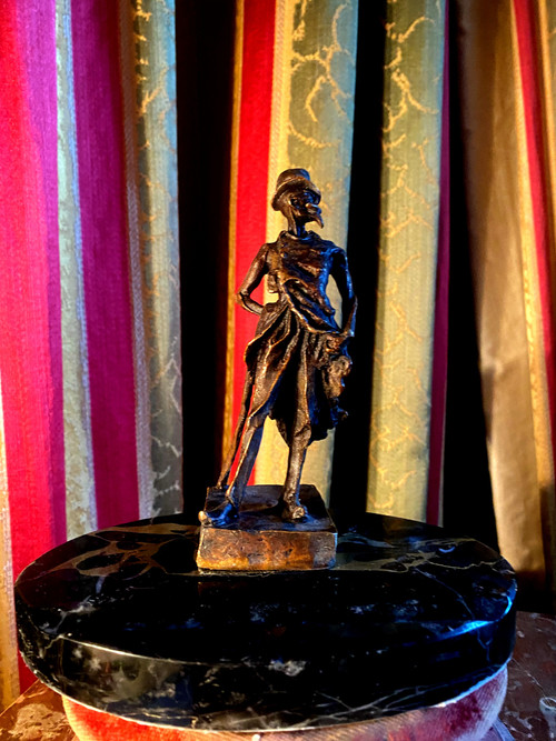 Scrivania in bronzo con l'immagine di Ratapoil di Daumier a cera persa dei primi del Novecento su un portapenne in marmo.