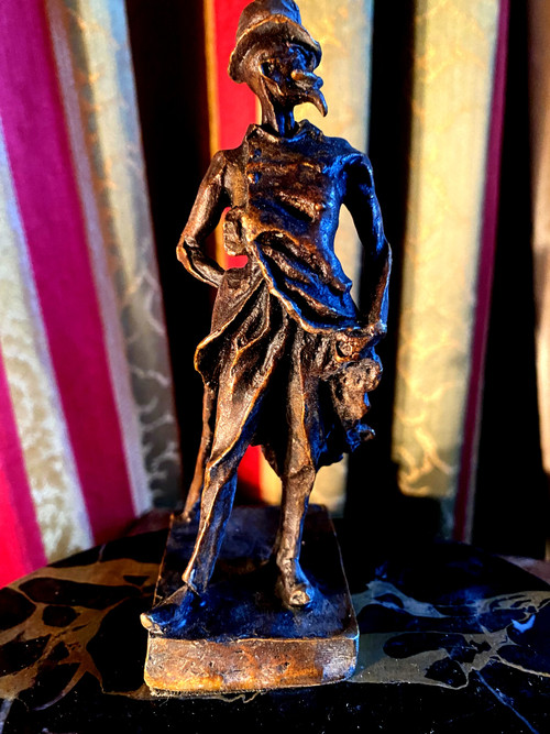 Scrivania in bronzo con l'immagine di Ratapoil di Daumier a cera persa dei primi del Novecento su un portapenne in marmo.
