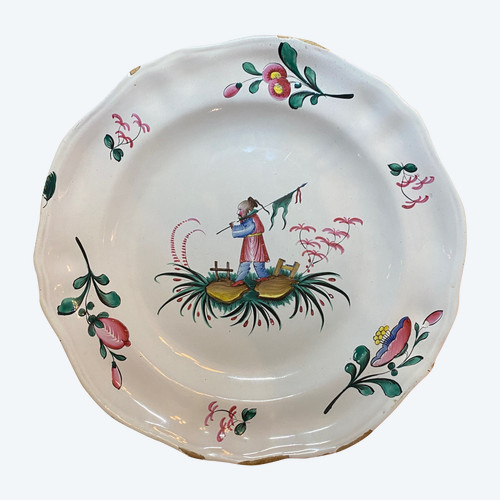 Large eighteenth-century dish, decorated with Chinese motifs, in Islettes earthenware