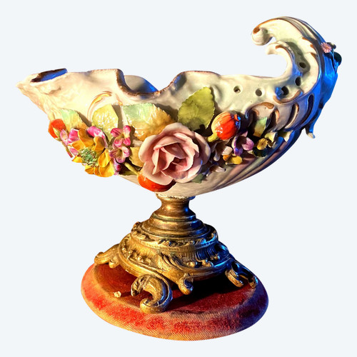Important baroque German porcelain cup of the 19th century Saxony with flowers and fruits bronze feet