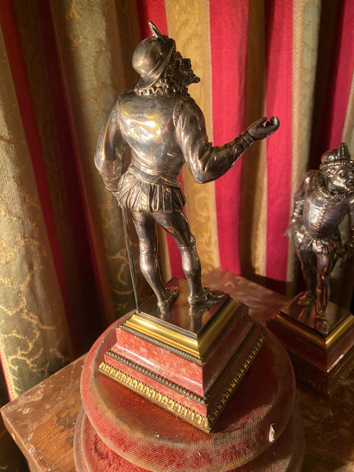 Due statuette in bronzo argentato "Les Mignons Duellistes" di Emile Guillemin su basi di rodocrosite