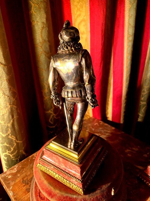 Due statuette in bronzo argentato "Les Mignons Duellistes" di Emile Guillemin su basi di rodocrosite