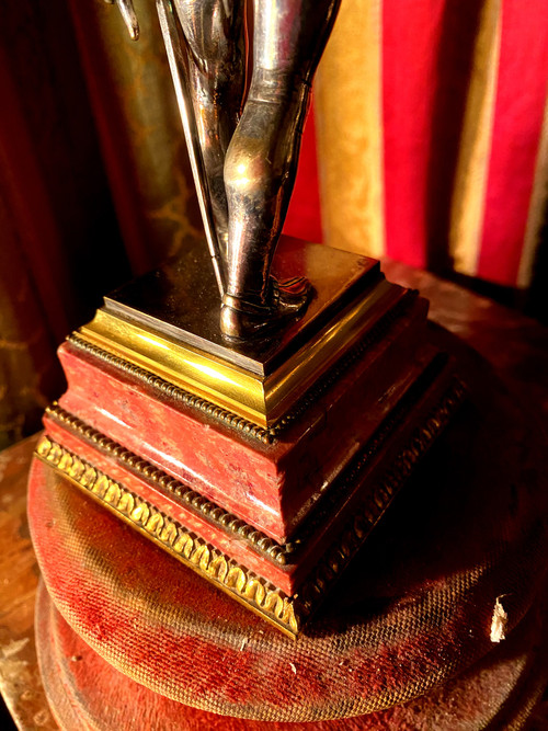 Due statuette in bronzo argentato "Les Mignons Duellistes" di Emile Guillemin su basi di rodocrosite