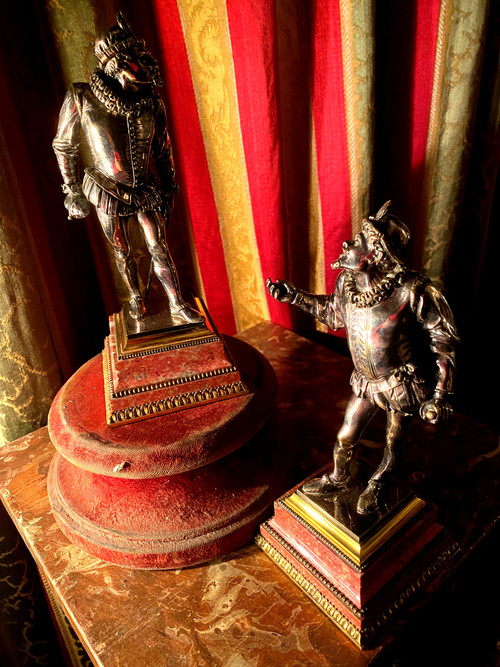 Due statuette in bronzo argentato "Les Mignons Duellistes" di Emile Guillemin su basi di rodocrosite
