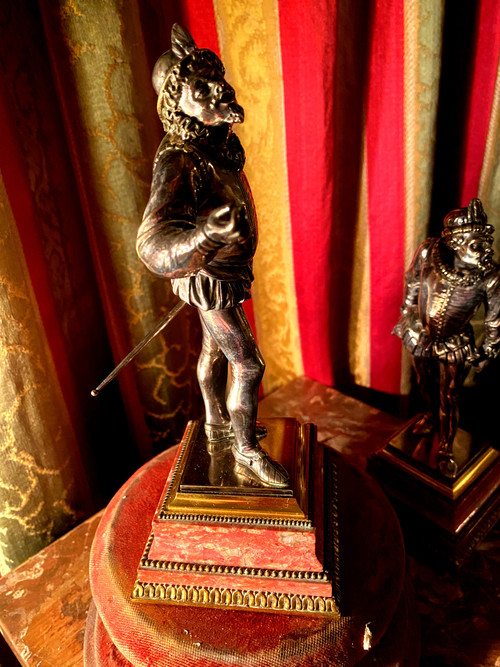 Due statuette in bronzo argentato "Les Mignons Duellistes" di Emile Guillemin su basi di rodocrosite