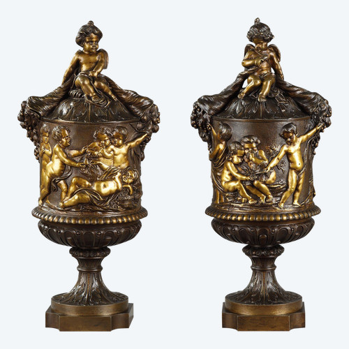 PAIR OF COVERED VASES, IN FINELY CHASED BRONZE WITH A RICH ROTATING DECORATION