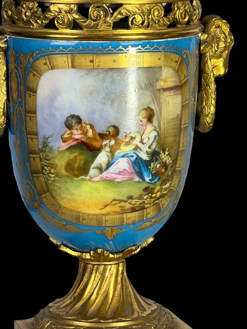 PAIR OF COVERED POTS IN SÈVRES PORCELAIN DECORATED WITH GILT BRONZE NAPOLEON III