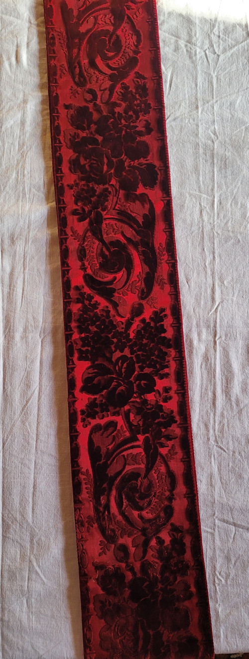 Bordure en velours ciselé rouge, époque XIXe siècle