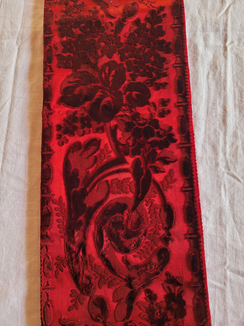 Bordure en velours ciselé rouge, époque XIXe siècle
