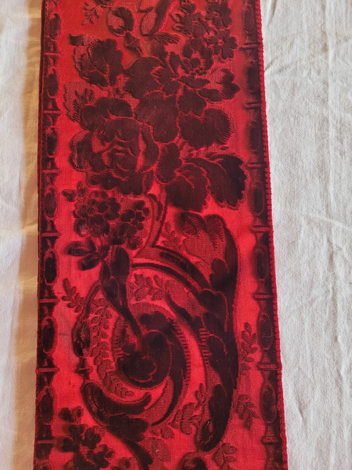 Bordure en velours ciselé rouge, époque XIXe siècle