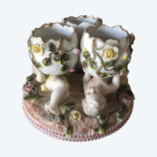 Coquetiers Formant Un Groupe De Chérubins En  Porcelaine