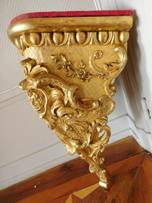 Coppia di grandi console angolari per vano scale - Stile Regency in legno dorato del XIX secolo