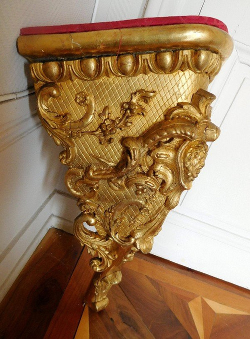 Coppia di grandi console angolari per vano scale - Stile Regency in legno dorato del XIX secolo