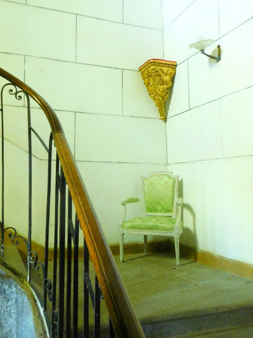 Coppia di grandi console angolari per vano scale - Stile Regency in legno dorato del XIX secolo