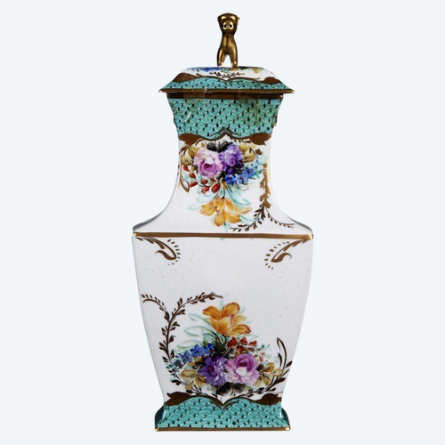 Vase avec couvercle Limoges en porcelaine blanche et verte avec des décors floraux