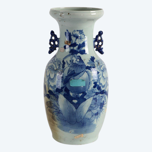 Vase chinois en porcelaine blanche décoré de motifs bleus représentant des thèmes animaux et végétaux, datant de 1900