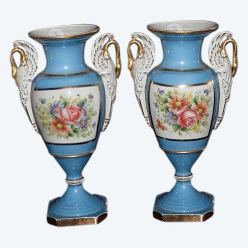 Pair of small French vases in Old Paris porcelain from the 19th century. Blues with floral patterns