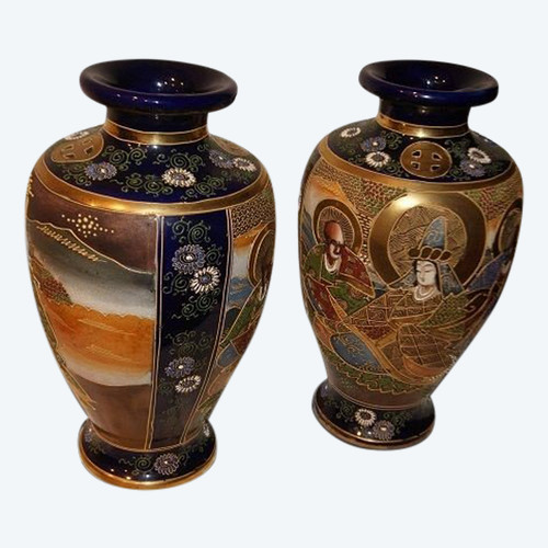 Couple de vases Satsuma avec des personnages et des décors dorés et bleus datant du XIXe siècle