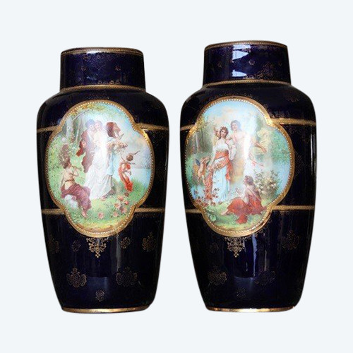 Couple de vases autrichiens de la manufacture de Vienne en porcelaine avec des scènes de goût néo-classique