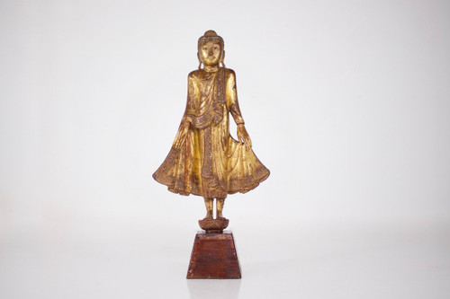 Buddha in piedi Birmania, Mandalay.