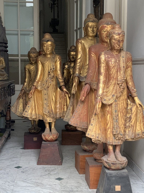 Buddha in piedi Birmania, Mandalay.