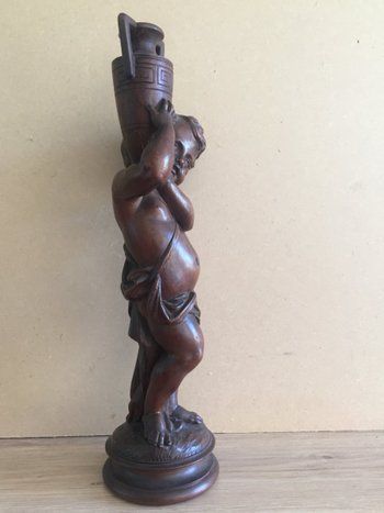 Ventesima statuetta in legno intagliato. Bambino Che Porta Un Vaso.