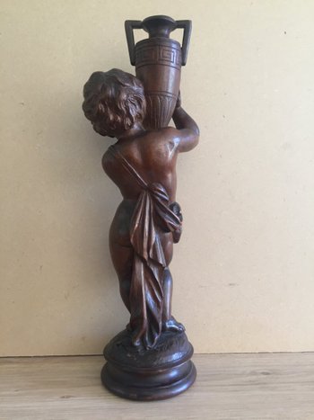 Ventesima statuetta in legno intagliato. Bambino Che Porta Un Vaso.