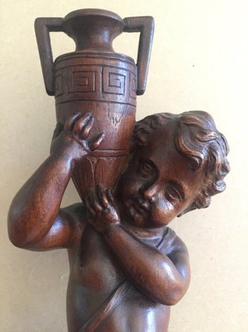 Ventesima statuetta in legno intagliato. Bambino Che Porta Un Vaso.