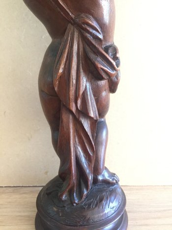 Ventesima statuetta in legno intagliato. Bambino Che Porta Un Vaso.
