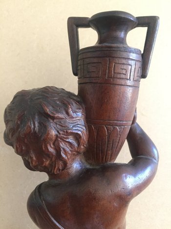 Ventesima statuetta in legno intagliato. Bambino Che Porta Un Vaso.