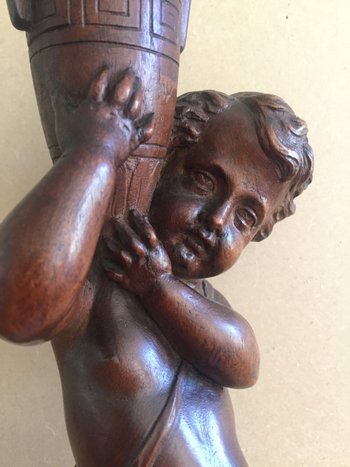Ventesima statuetta in legno intagliato. Bambino Che Porta Un Vaso.
