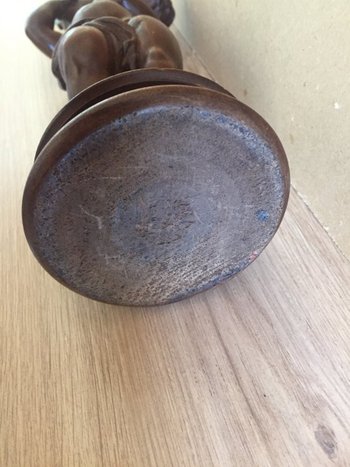 Ventesima statuetta in legno intagliato. Bambino Che Porta Un Vaso.