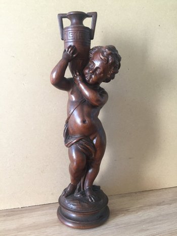 Ventesima statuetta in legno intagliato. Bambino Che Porta Un Vaso.