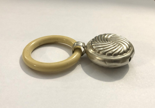 Ancien hochet ART DECO en argent massif, anneau de dentition en bakélite imitation ivoire.