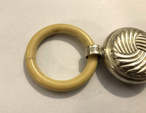Ancien hochet ART DECO en argent massif, anneau de dentition en bakélite imitation ivoire.