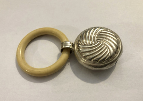 Ancien hochet ART DECO en argent massif, anneau de dentition en bakélite imitation ivoire.