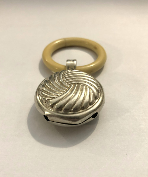 Ancien hochet ART DECO en argent massif, anneau de dentition en bakélite imitation ivoire.