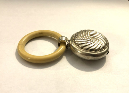 Ancien hochet ART DECO en argent massif, anneau de dentition en bakélite imitation ivoire.
