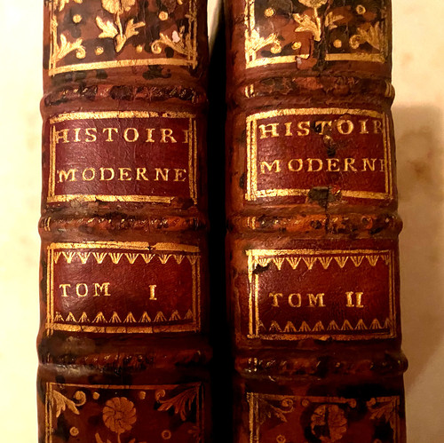 Deux volumes in 12 . A Paris 1755 , De l'Histoire Moderne de Rollin contenant les "Chinois et les Japonais".