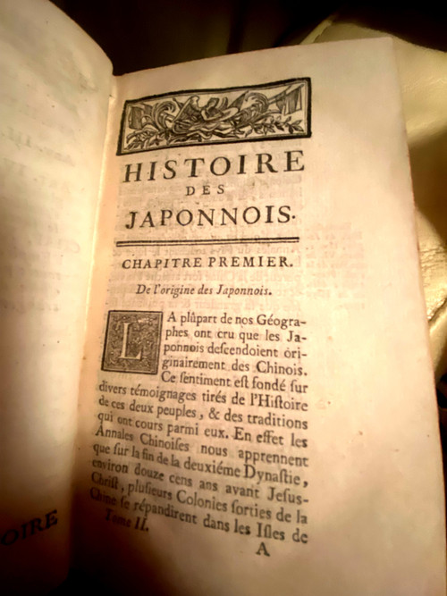 Deux volumes in 12 . A Paris 1755 , De l'Histoire Moderne de Rollin contenant les "Chinois et les Japonais".
