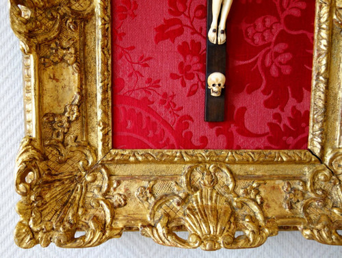 Christ In Ivory, 18th Century Bed Bottom Crucifix - Carved Wood & Fine Gold Gilding