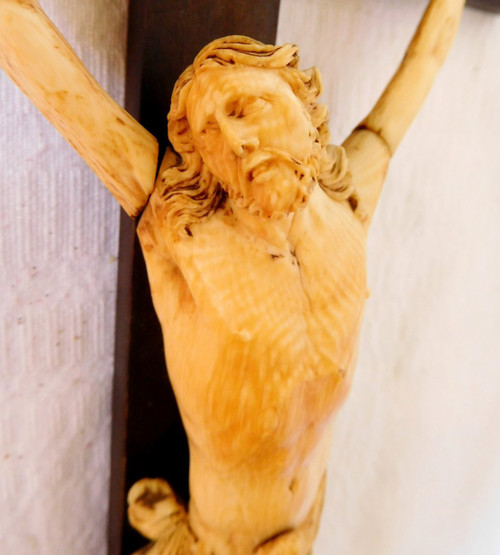 Christ In Ivory, 18th Century Bed Bottom Crucifix - Carved Wood & Fine Gold Gilding