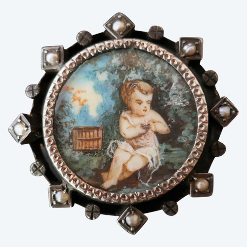 Spilla in miniatura e perle pregiate.